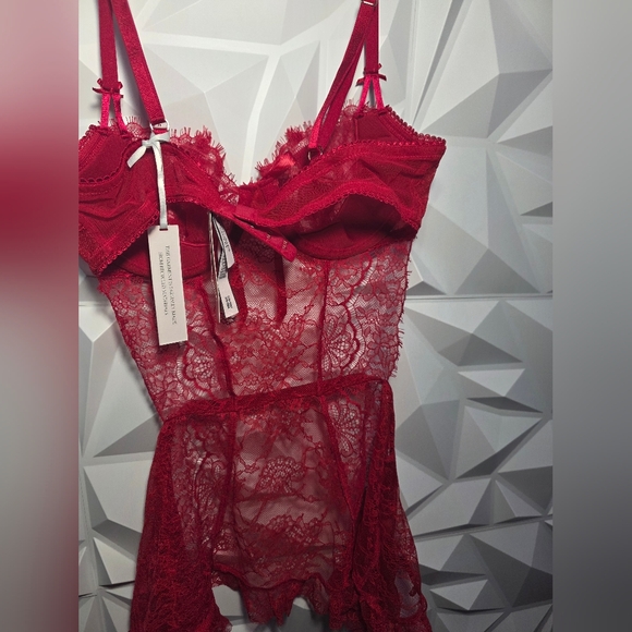 Elegant Red Lace Lingerie Set - Picture 4 of 6